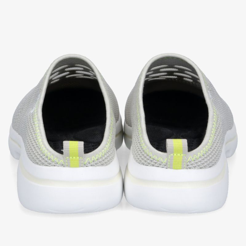 Leichte graue Sportschuhe mit atmungsaktivem Material und bequemer Passform, flexible weiße Sohle, Rückansicht