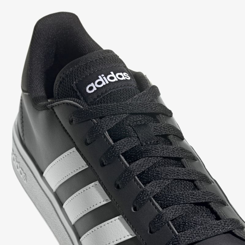 Adidas Sneaker mit klassischem Design und bequemer Passform, perfekt für Alltag und Sport.