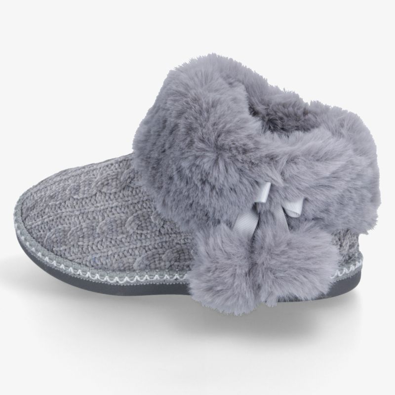 Grauer Hausschuh mit weichem Plüschbesatz, kuscheligem Innenfutter, gestricktem Obermaterial und rutschfester Sohle