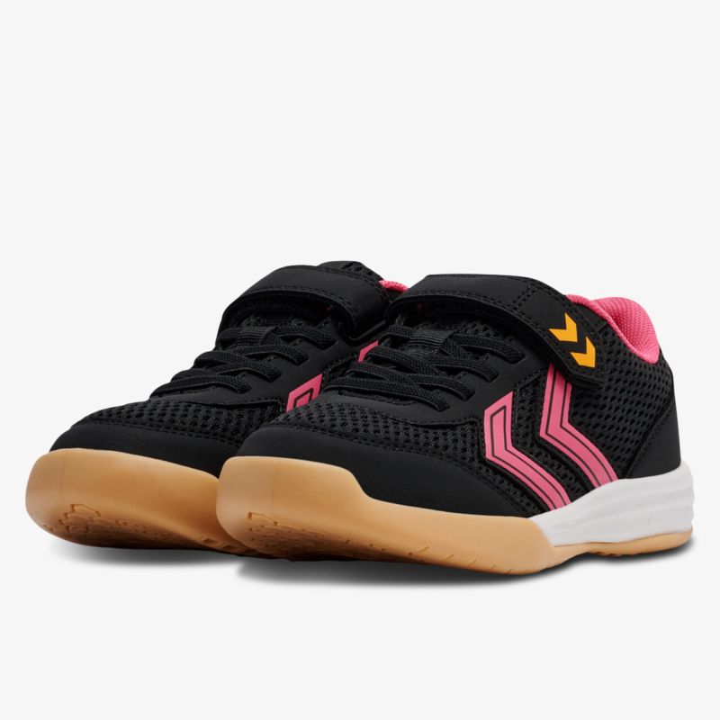 Schwarze Sportschuhe mit pinken Akzenten, rutschfester brauner Sohle, atmungsaktiv und bequem