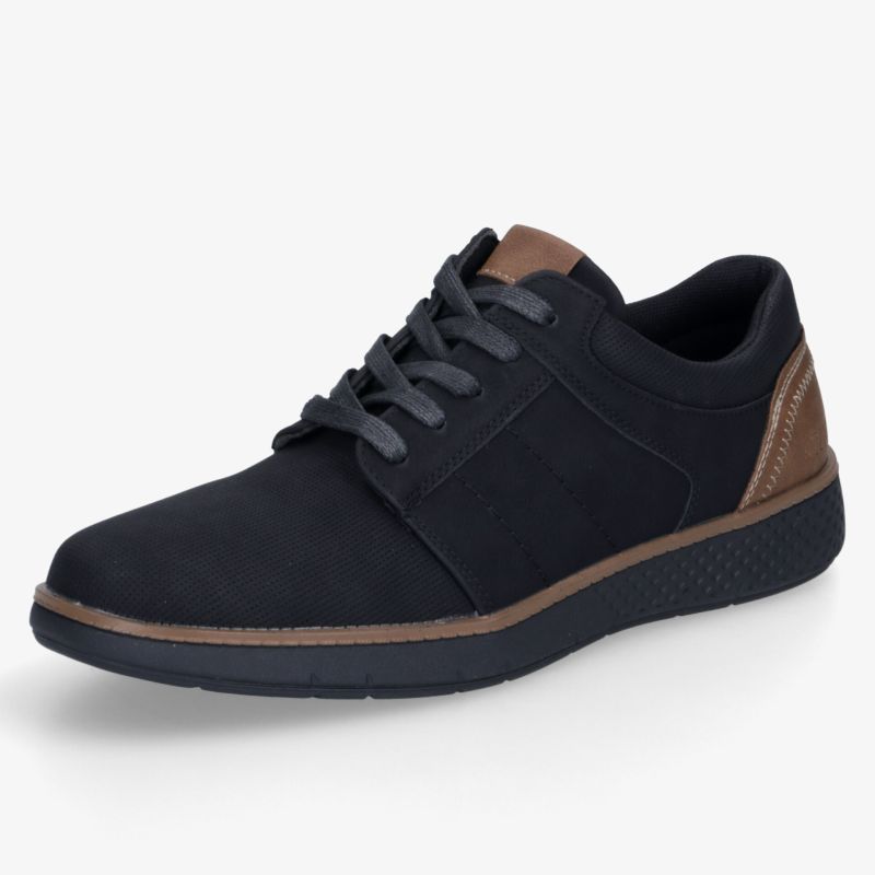 Schwarzer Sneaker mit Schnürung, braunen Akzenten, gepolstertem Schaft und markanter Profilsohle in schräger Ansicht.
