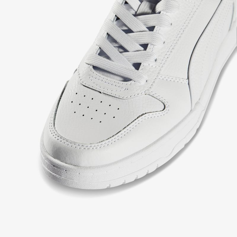 Eleganter weißer Sneaker mit perforiertem Design, bietet hohen Tragekomfort und modernes Aussehen.