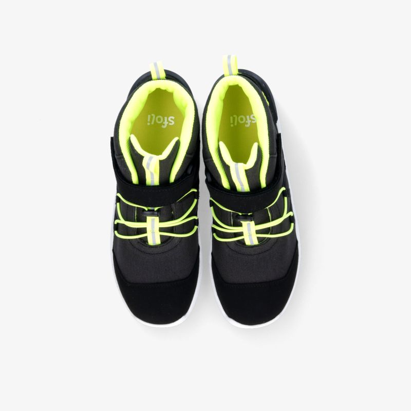 Sportlicher Schuh mit komfortablem Schnitt und leuchtenden Akzenten von oben, ideal für aktiven Einsatz