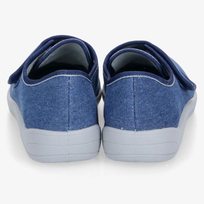 Blaues Sneaker-Paar in Ansicht von hinten mit sportlichem Design, bequemer Passform und robuster, heller Sohle