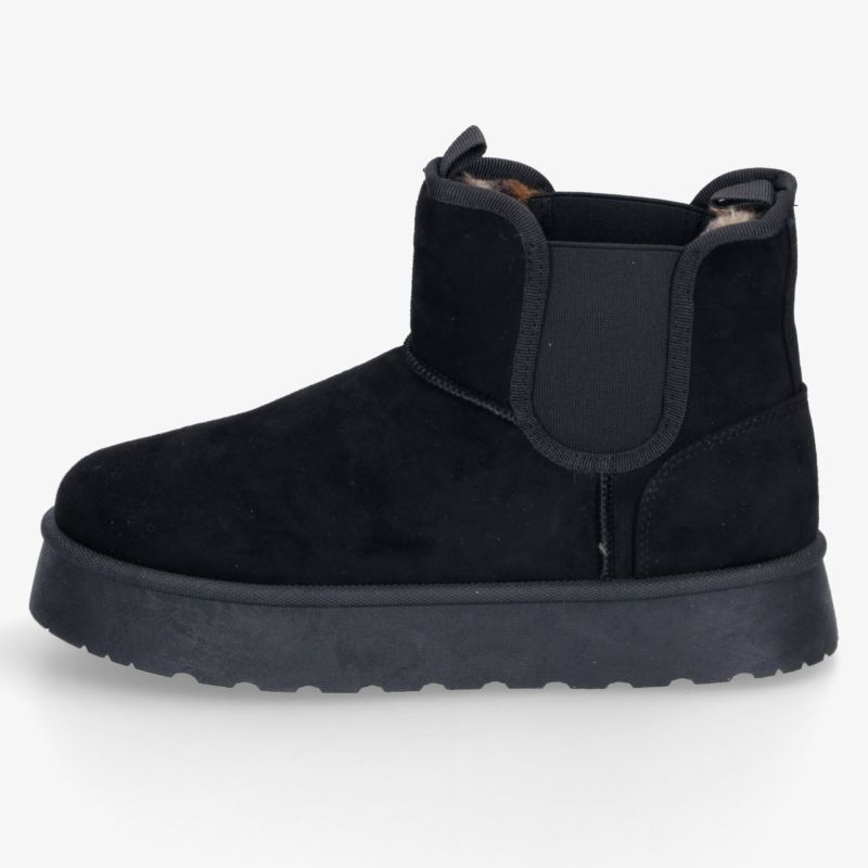 Schwarzer Stiefel mit robuster Sohle und elastischen Einsätzen für komfortablen Halt und vielseitigen Einsatz seitlich fotografiert