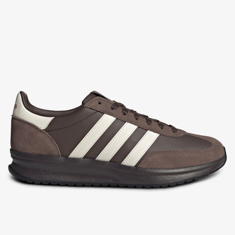 Moderner Sneaker in seitlicher Ansicht mit sportlichem Design und bequemer Passform