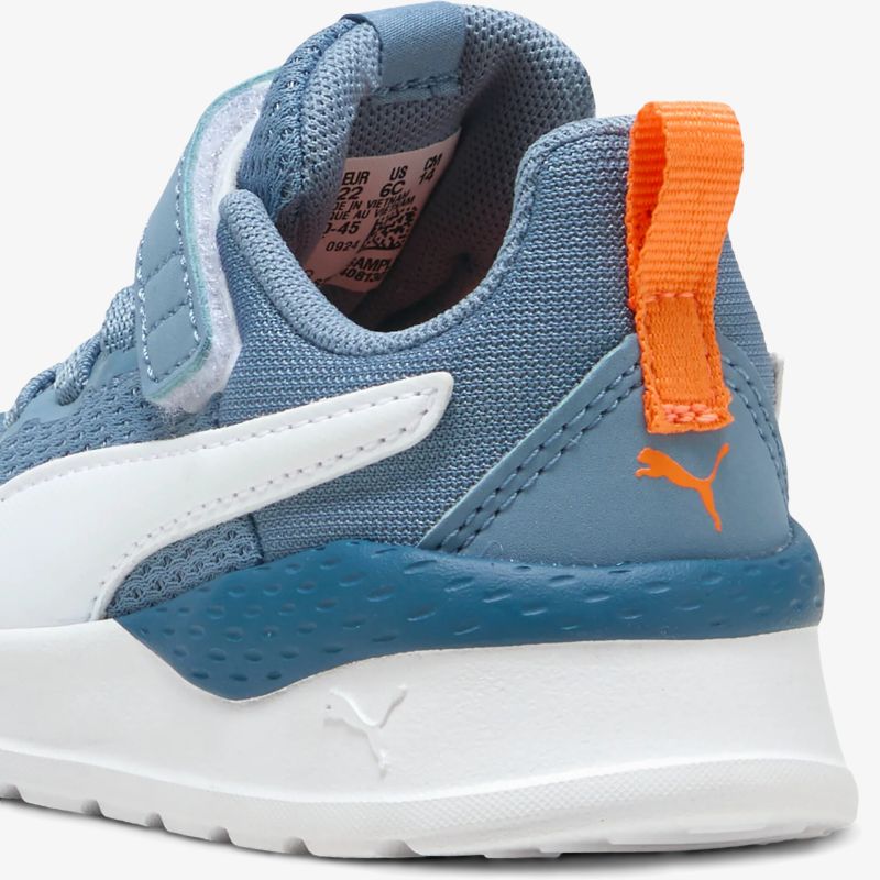 Detailansicht des robusten Schuhs mit atmungsaktivem Material und gepolstertem Schaft für hohen Tragekomfort