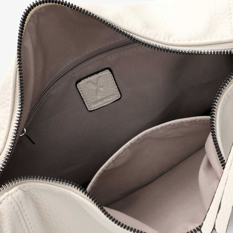 Detailansicht des geräumigen Innenraums einer Tasche mit Reißverschlusstasche und getrennten Fächern