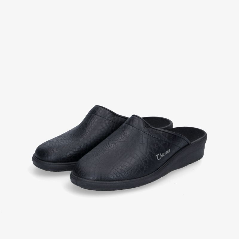 Bequeme schwarze Hausschuhe mit ergonomischem Design und rutschfester Sohle für den täglichen Gebrauch