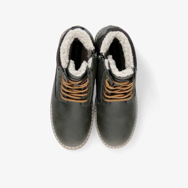 Warme schwarze Winterstiefel mit weichem Innenfutter, robustem Material und bequemen Schnürsenkeln, ideal für kaltes Wetter