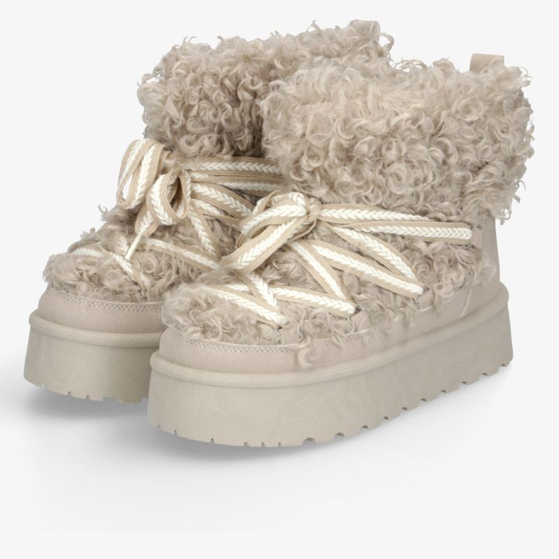 Bequemes Paar kuscheliger Winterstiefel mit flauschigem Innenfutter und rutschfester Sohle in heller Farbe