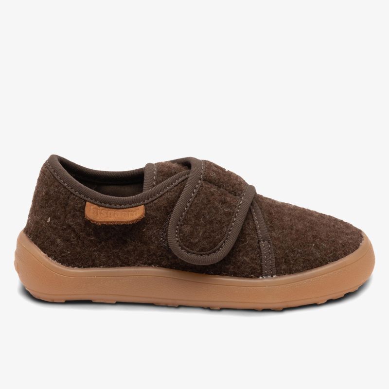 Bequemer brauner Schuh mit verstellbarem Klettverschluss und rutschfester Laufsohle