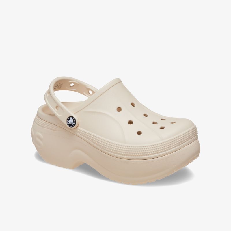 Beiger Clog mit Belüftungslöchern und verstellbarem Fersenriemen für hohen Tragekomfort und Stabilität