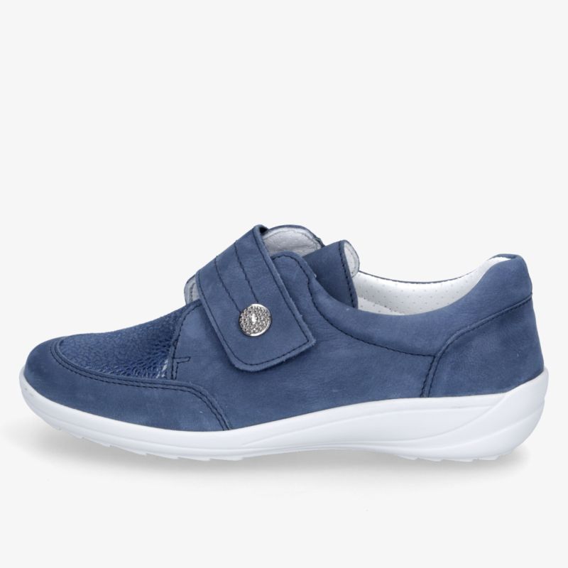 Blauer Freizeitschuh mit Klettverschluss, bequemer Polsterung und rutschfester weißer Sohle, seitliche Ansicht