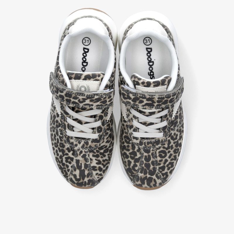 Leichte Sneaker mit leopard Print in Top-Down Ansicht, bequem gepolstert und mit praktischer Schnürung