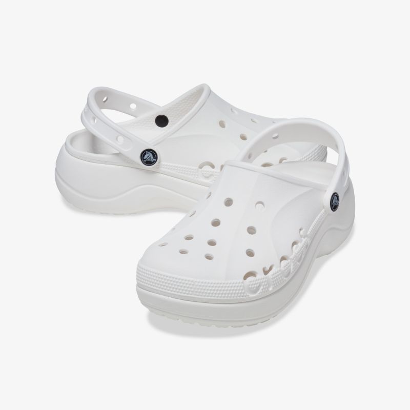 Leichtes weißes Crocs-Schuhpaar mit atmungsaktiven Öffnungen, komfortablem Fußbett und rutschfester Sohle