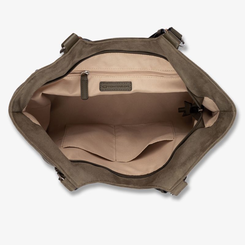 Geräumiger Innenraum einer Tasche mit mehreren Fächern und hochwertigem, robustem Innenfutter für optimale Organisation