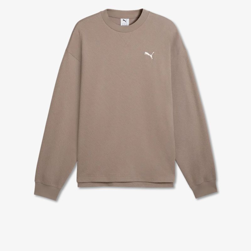 Beiges Puma Sweatshirt mit Rundhalsausschnitt und dezentem Logo, komfortabel und vielseitig tragbar