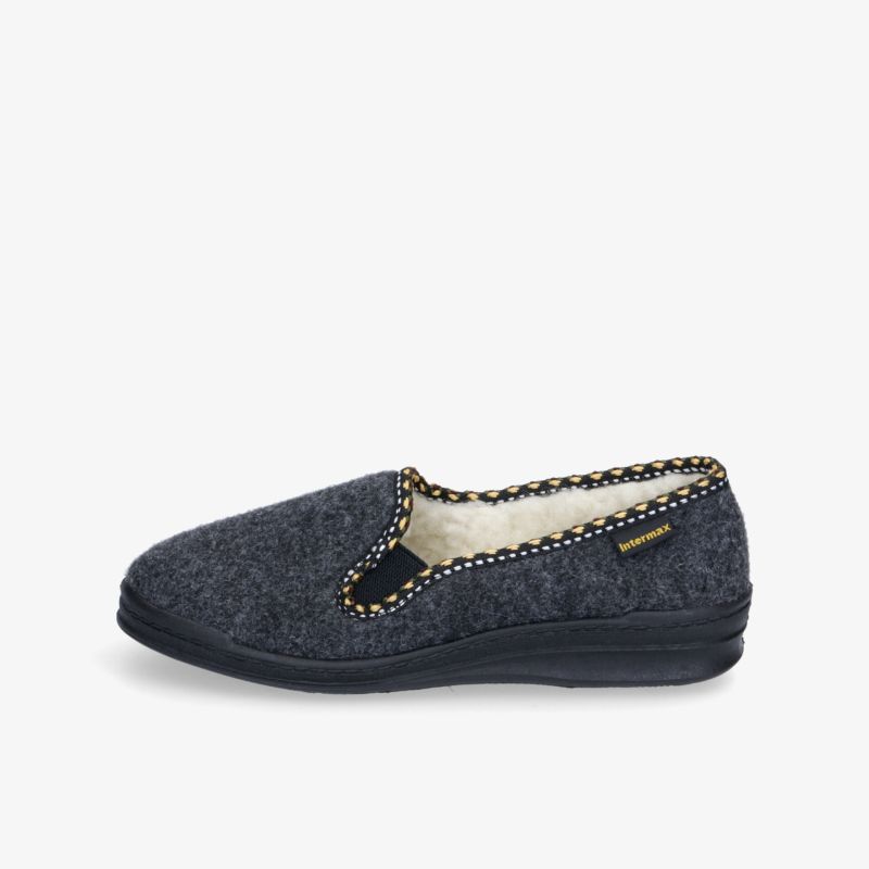 Komfortabler dunkelblauer Slipper mit weichem Innenfutter und sorgenfreiem Halt für den Alltag.