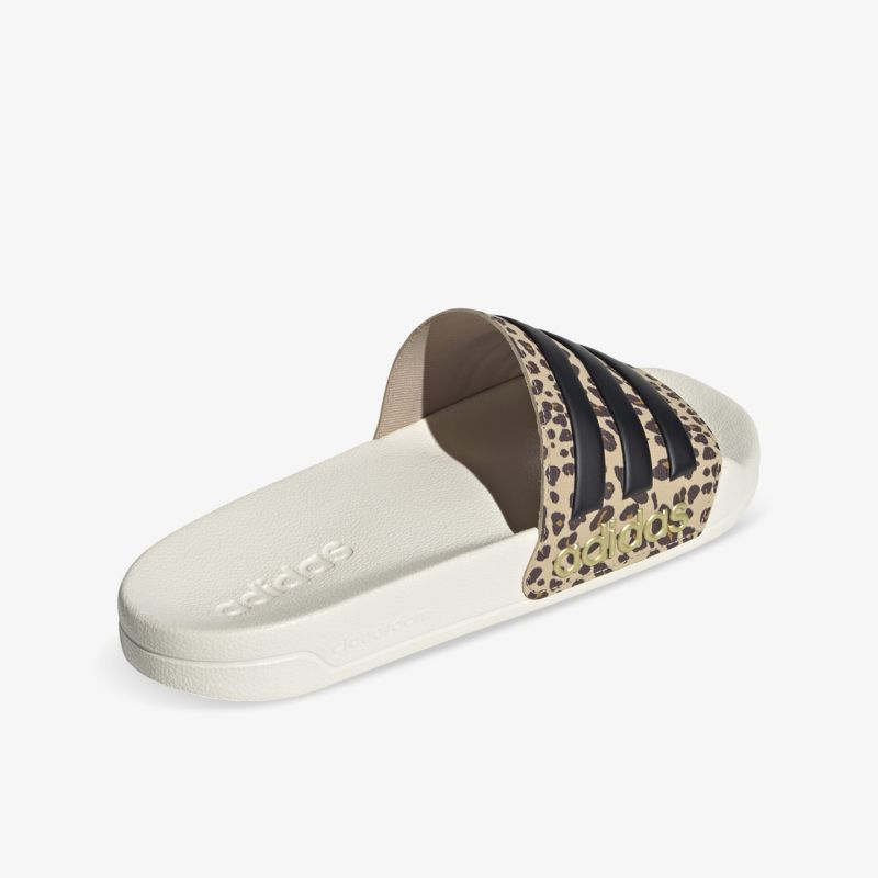 Detailaufnahme einer bequemen Leder-Sandale mit rutschfester Sohle und modernem Design