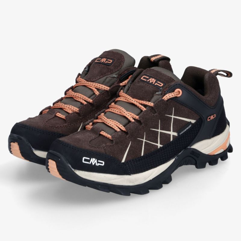 Robuste, atmungsaktive Outdoorschuhe mit rutschfester Sohle und schnittigem Design in Braun mit orangefarbenen Akzenten.