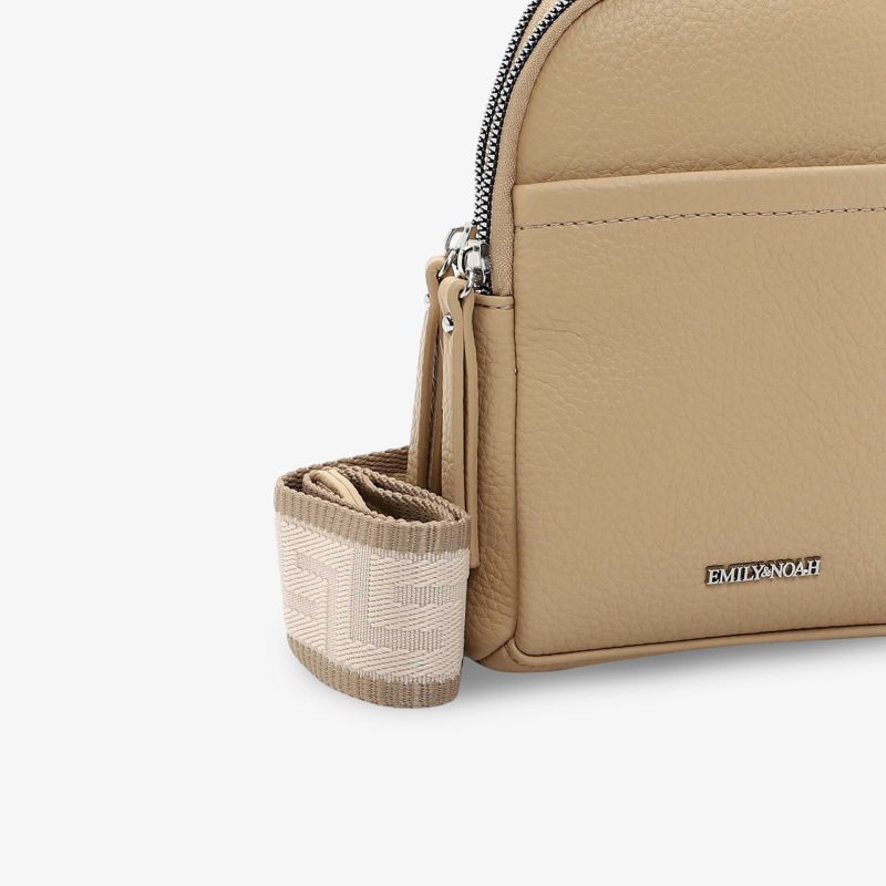 Kompakte beige Tasche mit verstellbarem Riemen und feinem Reißverschluss in eleganter Ausführung