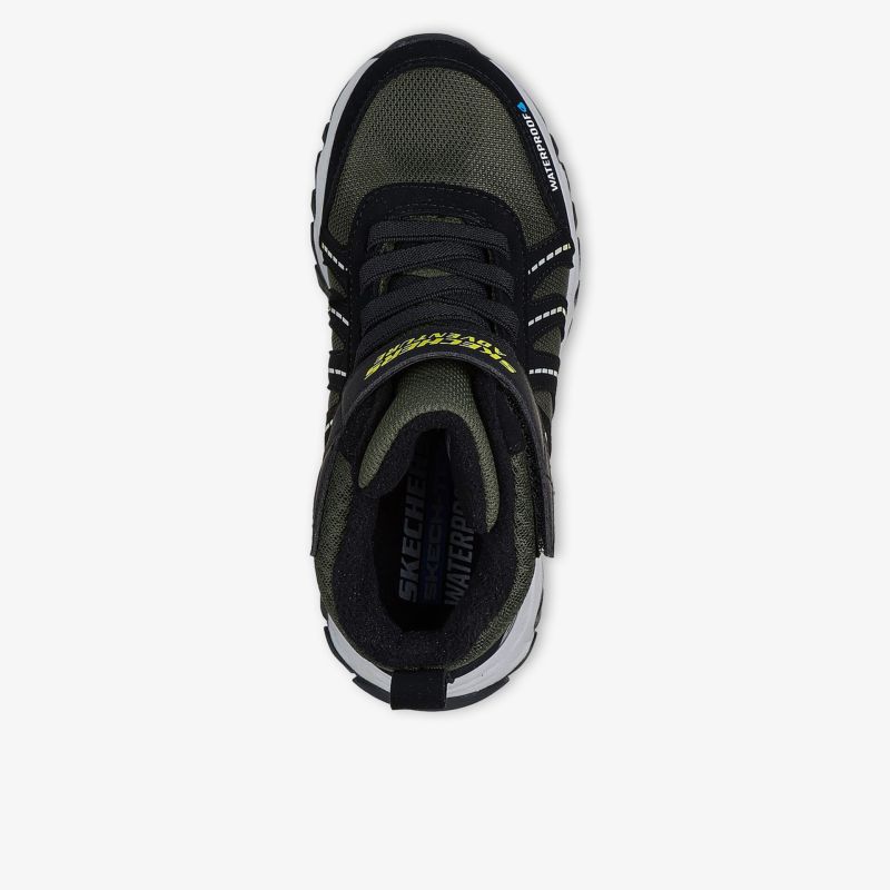 Robuster Schuh mit atmungsaktivem Material und rutschfester Sohle in moderner Optik von oben fotografiert
