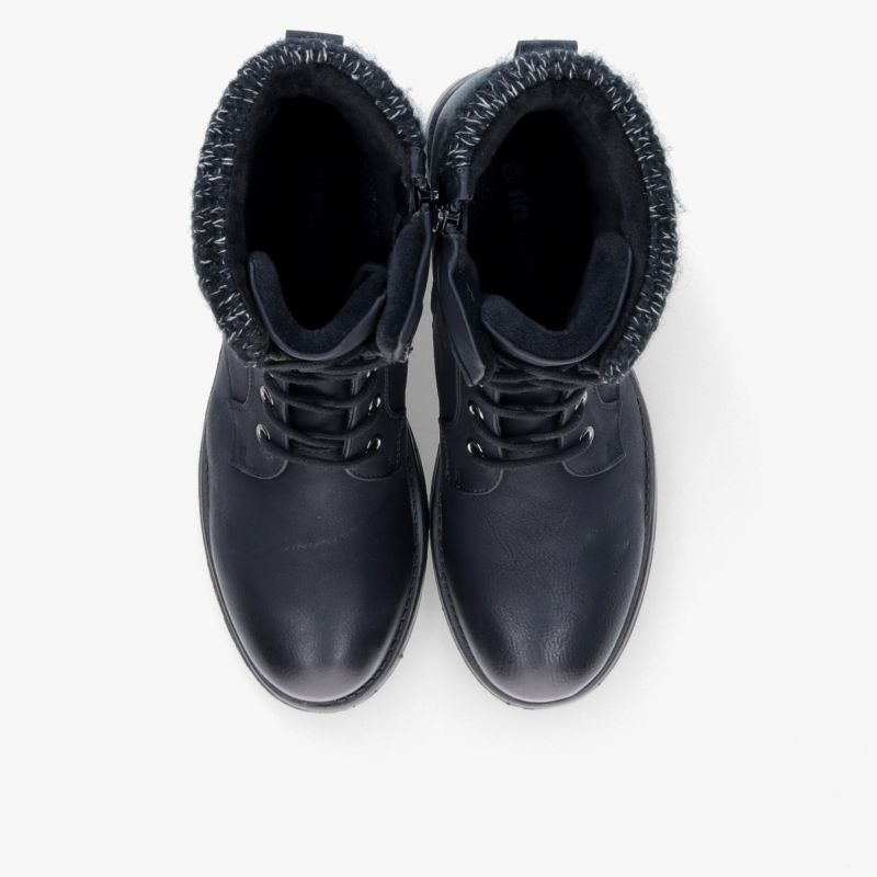 Elegante schwarze Stiefel mit warmem Innenfutter und robuster Schnürung aus der Vogelperspektive