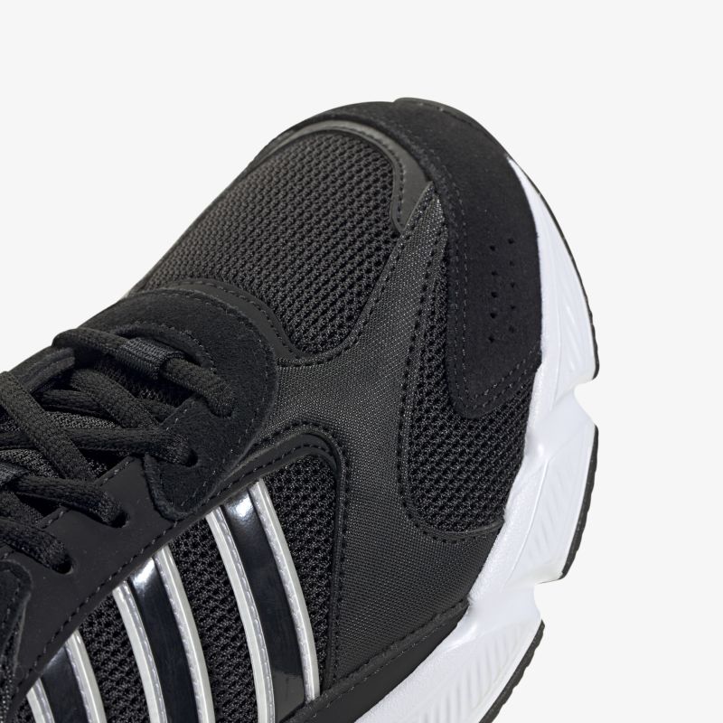 Detailaufnahme eines schwarzen Sportschuhs mit atmungsaktivem Mesh und robusten Overlays