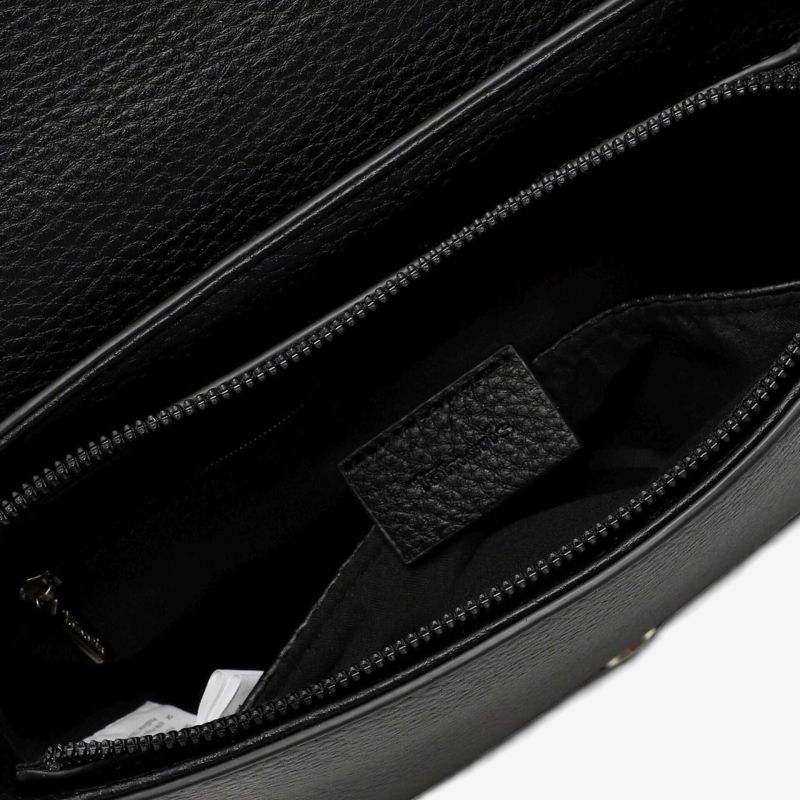 Detailaufnahme eines schwarzen Ledersets mit Reißverschluss und geräumigem Innenfach, hochwertige Verarbeitung