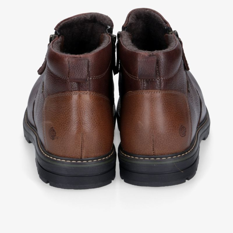 Robuste braune Lederschuhe mit rutschfester Sohle, ideal für Outdoor-Abenteuer und langanhaltenden Komfort.