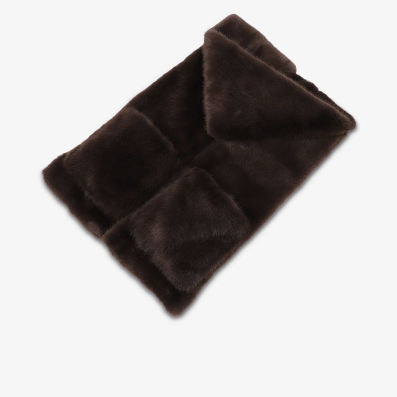 Dunkelbrauner, weicher Fellkragen mit voluminöser Struktur, elegant drapiert und aus der Draufsicht präsentiert.