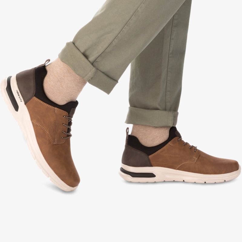 leichte braune Schuhe mit kontrastierendem Schaft und flexibler Sohle, seitliche Ansicht getragen