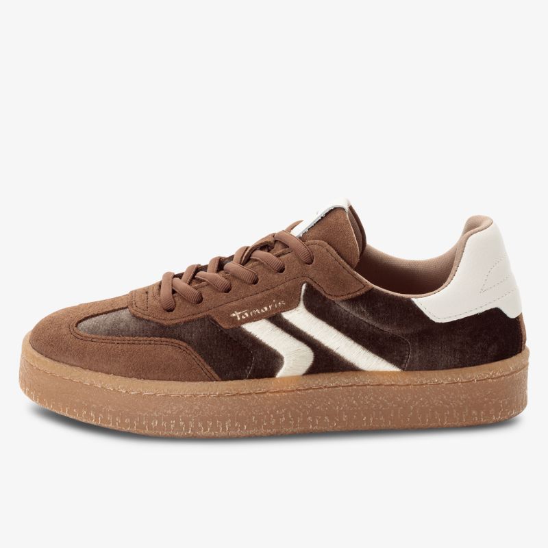 Seitliche Ansicht eines braunen Sneaker mit weißem Akzent und bequemer rutschfester Sohle