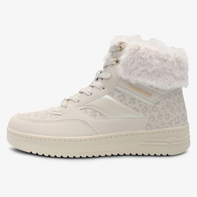 Eleganter Winterstiefel mit warmem Futter und schnürbarem hohem Schaft in seitlicher Ansicht