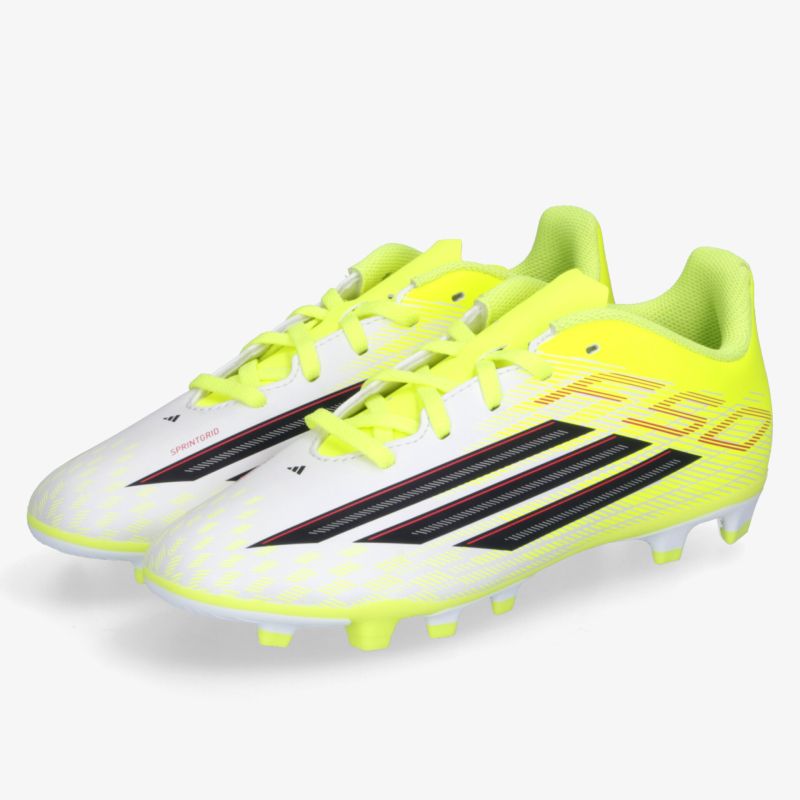 Weiße Fußballschuhe mit neon-gelben Details, leicht, bequem und mit griffiger Sohle für optimale Leistung