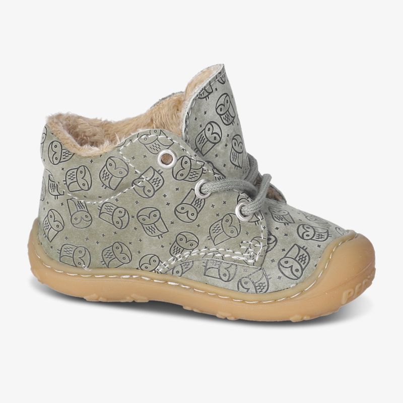 Weicher, bequemer Kinderschuh mit warmem Innenfutter und verspieltem Eulenmuster.