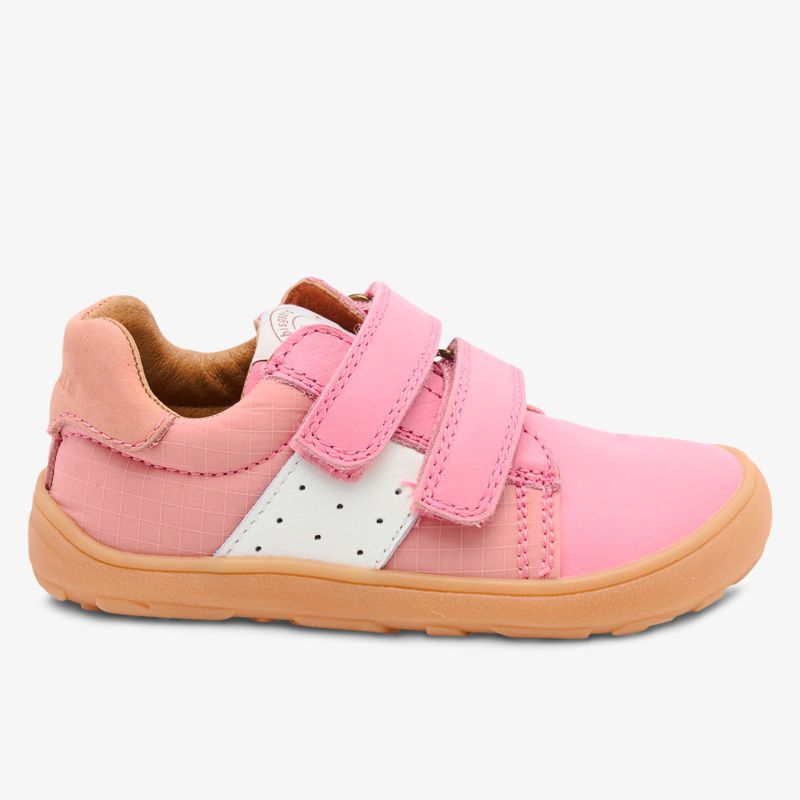 Pinkfarbener Schuh mit strapazierfähigen Doppel-Klettverschlüssen und bequemer, griffiger Sohle.
