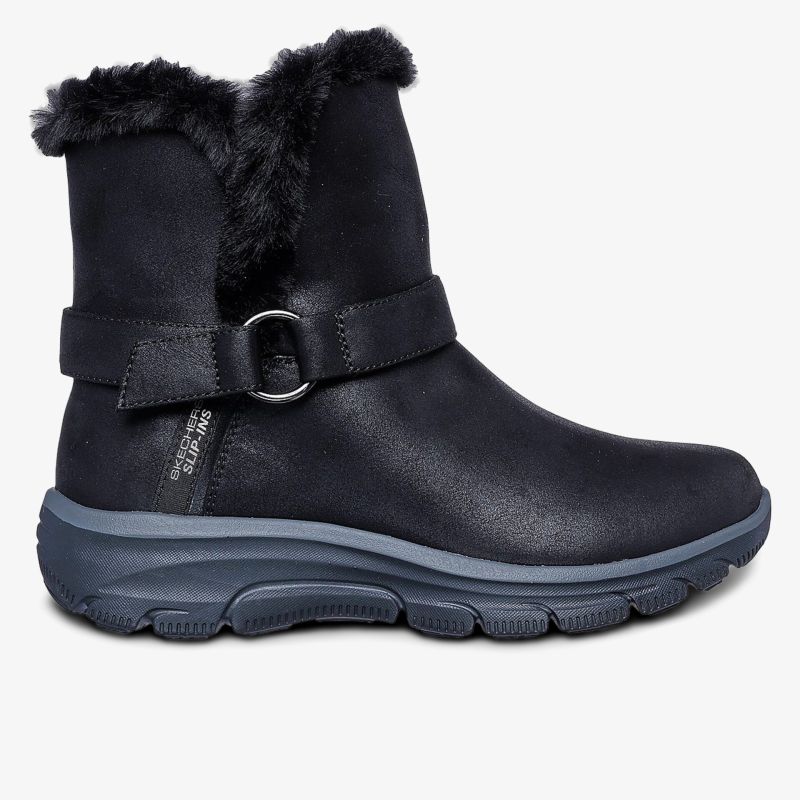 Schwarzer Winterstiefel mit warmem Fellfutter, rutschfester Sohle und verstellbarem Riemen für optimalen Halt