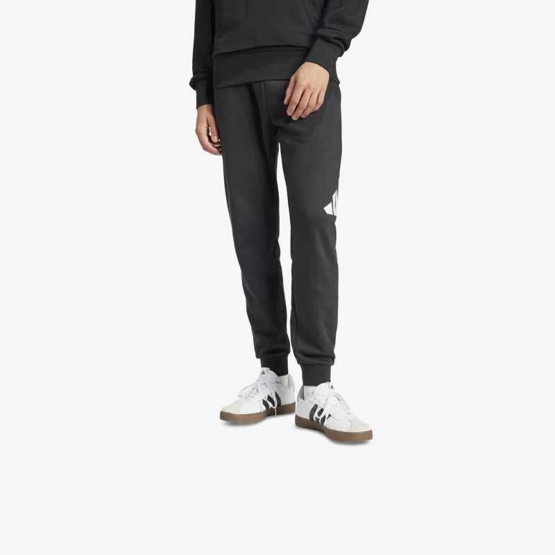 Schwarze Trainingshose mit elastischem Bund und weißem Logo, bequem und sportlich geschnitten