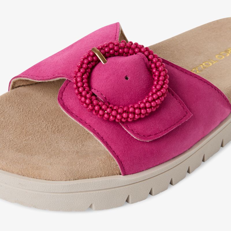 Bequeme rosa Slider mit weichem Fußbett und dekorativem Ring auf breitem Riemen für leichten Tragekomfort