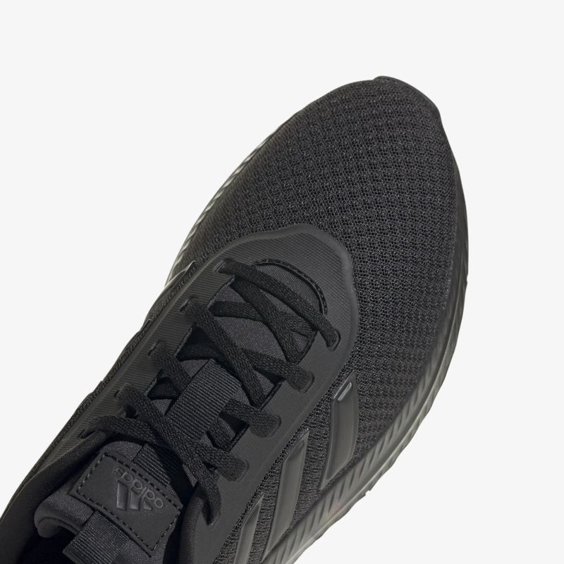 Schwarzer Sneaker mit atmungsaktivem Material und flexibler Sohle, detailreiche Ansicht der Schnürung