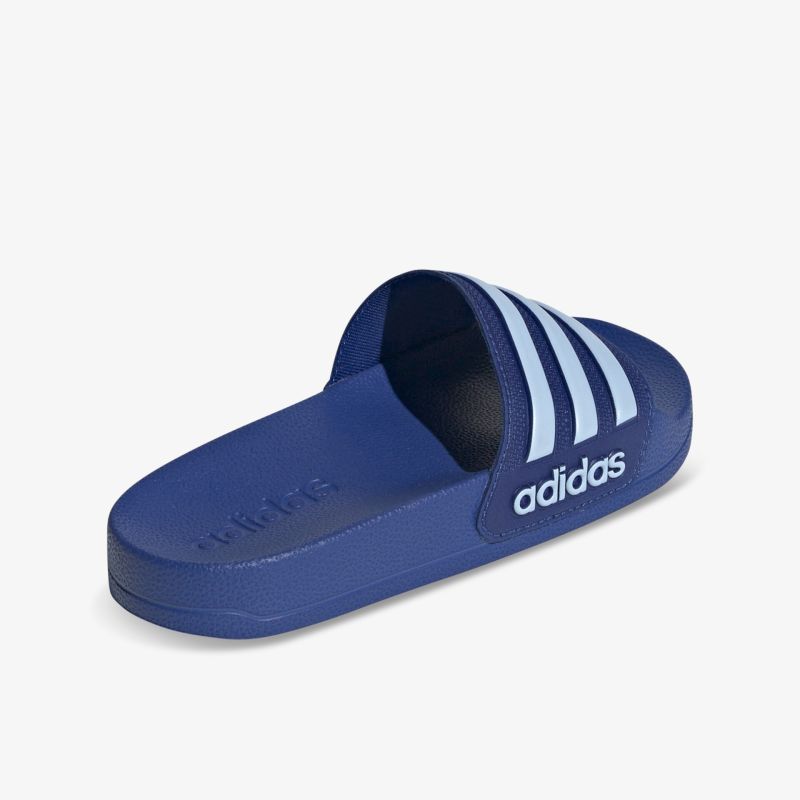 Blauer bequemer adidas Adilette Badeschuh mit weißem Logo und drei Streifen, leichte und rutschfeste Sohle