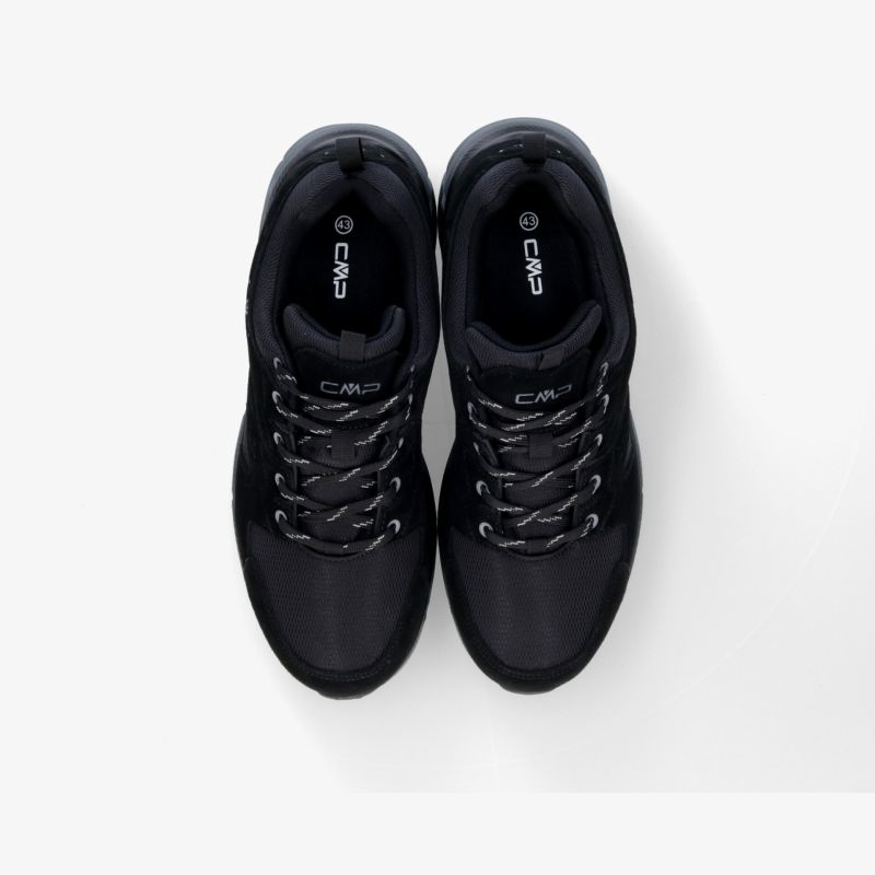 Schwarze Sneaker Paar in Draufsicht, bequem gepolstert mit langlebigem Material und rutschfester Sohle