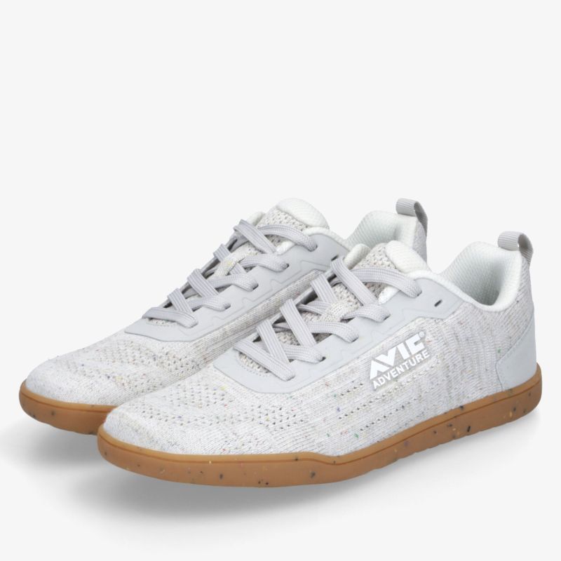 Weißer, leichter Sneaker mit atmungsaktivem Material, flexiblem Sohlenprofil und modernem Design.