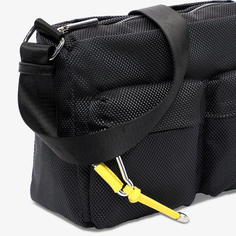 Robuste schwarze Tasche aus strapazierfähigem Material mit praktischem verstellbarem Schulterriemen und geräumigen Fächern