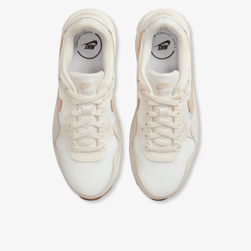 Weiße Sneaker mit robuster Sohle in klassischem Design von oben