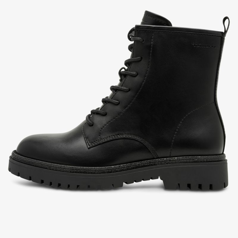 Seitliche Ansicht eines robusten schwarzen Lederboots mit profilierter Sohle und schnürbarem Verschluss