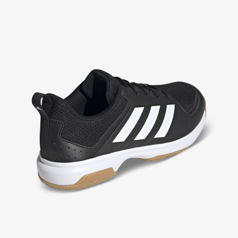 Leichter schwarzer Sportschuh mit weißem Design, rutschfester Sohle und komfortabler Passform in schräger hinterer Ansicht