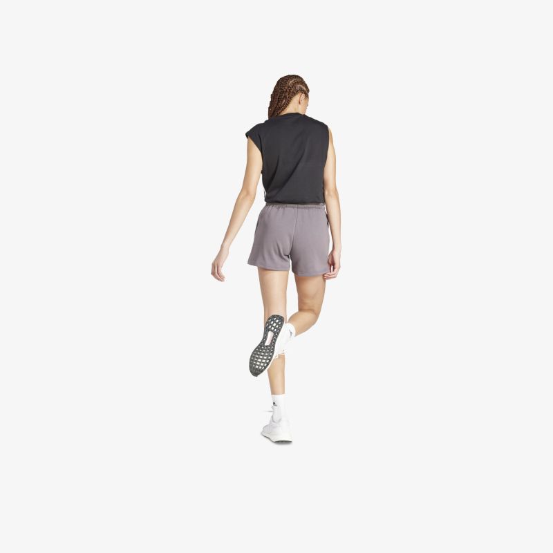 Moderner sportlicher Schuh in leichter Ausführung, bequem und atmungsaktiv, Ansicht von hinten beim Gehen